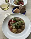Köttbullar - mesne okruglice obično poslužene uz krumpir, sočni umak, brusnice i krastavce