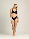 Kolekcija uključuje i rublje za oblikovanje tijela, koje naglašava siluetu i pruža gladak izgled bez žrtvovanja udobnosti