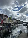 Nyhavn - riva, kanal i zabavna četvrt iz 17. stoljeća proteže se od Kongens Nytorv do Inner Harbora južno od Royal Playhousea s jarko obojenim gradskim kućama te barovima, kafićima i restoranima