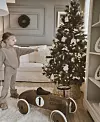 Kći je starija već i voli kititi bor, dok sin voli sudjelovati u izradi keksića i stvaranju nereda