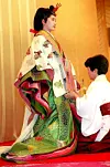 Kraljevska svečana haljina kakvu mladenke nose na svom vjenčanju teži osamnaest kilograma i ima dvanaest slojeva svile, a prikazana je na izložbi 1993.