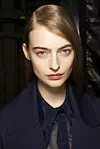 Pomaknuti look s crvenom maskarom; Off-White