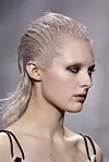 Futuristički wet look i naglašene oči; Louis Vuitton