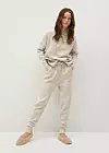 Mango jogger hlače koje nosi Katie Holmes