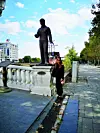Ispred spomenika na Mostu umjetnosti.