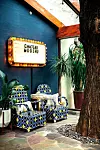 Pall je svjetleći natpis 'Chateau Mooshu' nabavio preko internetske tvrtke Etsy. Svaki gost iznenadi se kad ugleda stablo koje raste nasred predsoblja