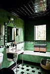 Kupaonica sa sjajnim zlatnim stropom te ručnicima marke Missoni