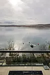 Nakon boravka u jaccuziju ili u sauni najljepše je opuštati se uz pogled na vanjski bazen i more