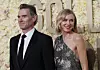 Par se upoznao 2017. godine na snimanju Netflixove serije ‘‘Gypsy‘‘, a vezu su uspjeli skrivati punih pet godina. Prvi su se put zajedno pojavili na dodjeli nagrada Screen Actors Guild Awards u veljači 2022.