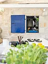 U ponudi restorana su specijaliteti mediteranske kuhinje, spravljeni od lokalnih namirnica