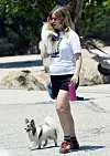 Dan nakon što je objavila sretne vijesti, Georgia je uhvaćena u šetnji sa svoja dva ljubimca