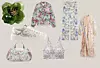Naušnice od metala i plastike 22,99 €/ Kožnate tenisice 209,90 € HOGL/ Torba od umjetne kože 79 € ALDO/ Košulja od poliestera 27,59 € ZARA/ Pamučne hlače 39,99 € C&A/ Balkonet grudnjak Asia Floral Romance/ Haljina od viskoze maksi dužine