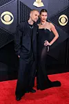 Justin Bieber u Balenciaga custome made odijelu i Hailey Bieber u kreaciji Pietera Muliera za Alaïaju
