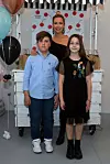 Ana Miščević sa sinom Milom i njegovom prijateljicom
