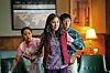 Michelle Yeoh, Stephanie Hsu i Ke Huy Quan u filmu ”Sve u isto vrijeme”