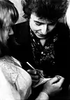 Bob Dylan s obožavateljicom 1965., koje su ga počele opsjedati