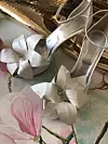 Od boja su u trendu najviše bijela i pudrasta, a od ukrasa još uvijek je omiljen cvijet koji su imale većine žena na vjenčanju Kourtney Kardashian.