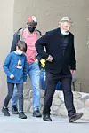 Glumac sa suprugom i sinom ubijene snimateljice nekoliko dana nakon tragedije na snimanju.
