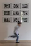 Obiteljske fotografije krase zid hodnika