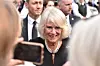 Kraljica supruga Camilla pozdravila je okupljene ispred Buckinghamske palače