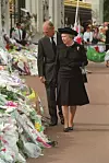 Kraljica Elizabeta II. nosila je biserni nakit oplakujući tragičnu smrt princeze Diane 1997.
