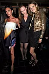 Victoria Beckham, Stella McCartney i Natalia Vodianova u Londonu 2009.