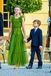 Estelle u prekrojenoj maminoj haljini s bratom Oscarom