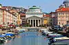 Plovni Canal Grande nalazi se u srcu grada, u Borgo Teresiano