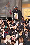 Kanye pozdravlja fanove nakon revije