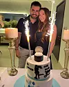 Glumica je na svom Instagram profilu objavila snimku na kojoj s budućim suprugom pozira pokraj torte, a mnogi se pitaju ima li par, osim zaruka, još jedan razlog za slavlje.