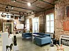 Moderno uređen u industrijskom stilu podsjeća na njujorške loft stanove, popularne zbog visokih stropova i količine svjetlosti koja dopire u unutrašnjost istih.