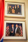 Važne uspomene uokvirene su i postavljene na vidljivo mjesto - na prvoj fotografiji američki je veleposlanik sa svojom obitelji, a na drugoj s dojučerašnjim predsjednikom SAD-a Donaldom Trumpom.