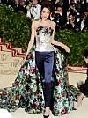 Amal Clooney na Met Gali 2018. godine u kreaciji Richard Quinn