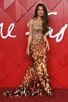 Amal Clooney na dodjeli The Fashion Awards 2023. u kreaciji Atelier Versace