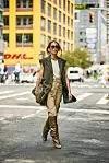 Ispod prsluka bez rukava u safari outfitu