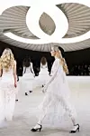 Chanel je još jednom pokazao kako satenska mašna u kosi može biti klasičan i jako šik look