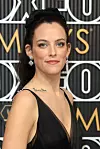 Riley Keough pojavila se na dodjeli nagrada Emmy s frizurom koja jako podsjeća na one iz 60-ih, a glavni modni dodatak bila je upravo mašna u kosi