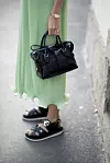 Zelena boja kombinciji s crnim modnim dodacima
