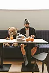 Joško Gvardiol nosi kaput od kašmira STUDIO NICHOLSON, T-shirt COS, kapu i čarape od kašmira ARKET, svilene bokserice INTIMISSIMI. Teddy The Bear nosi kardigan od vune PAUL SMITH. Heraldi for men