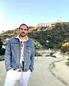 Ispred poznatog znaka Hollywood