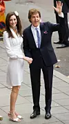 Paul i Nancy Shevell stižu u Westminsterski matični ured u Maryleboneu na svoje vjenčanje 9. listopada 2011. u Londonu