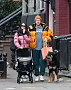 Emily Ratajkowski i Sebastian Bear-McClard sa sinom i ljubimcem.