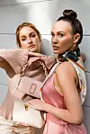 Anja nosi: Marc Jacobs naušnice / Marc Jacobs narukvica / Marc Jacobs torbica / Twinset pulover / Twinset hlače Dolores nosi: Tory Burch naušnice / Coccinelle marama / Twinset haljina / Coccinelle torbica