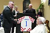 Delegacija HNS-a uručuje Papi Franji hrvatski dres s njegovim imenom i brojem 1