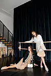 Dolores nosi: Twinset kardigan/ Twinset haljina / Coccinelle torbica / Tosca Blu Anja nosi: Tory Burch naušnice / Twinset pulover / Twinset suknja / Coccinelle torbica / Fabio Rusconi balerinke
