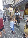 Zahvaljujući uličnim štandovima na kojima se prodaju prženi bademi cijeli centar miriše na cimet