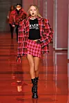 Lila Grace Moss Hack na reviji Versace