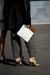 Bottega Veneta torbica s isprepletenim detaljima i zlatne sandale