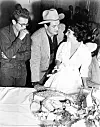 S Jamesom Deanom i Rockom Hudsonom 1955., na setu filma ‘Div‘