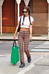 Emily Ratajkowski u kariranim hlačama